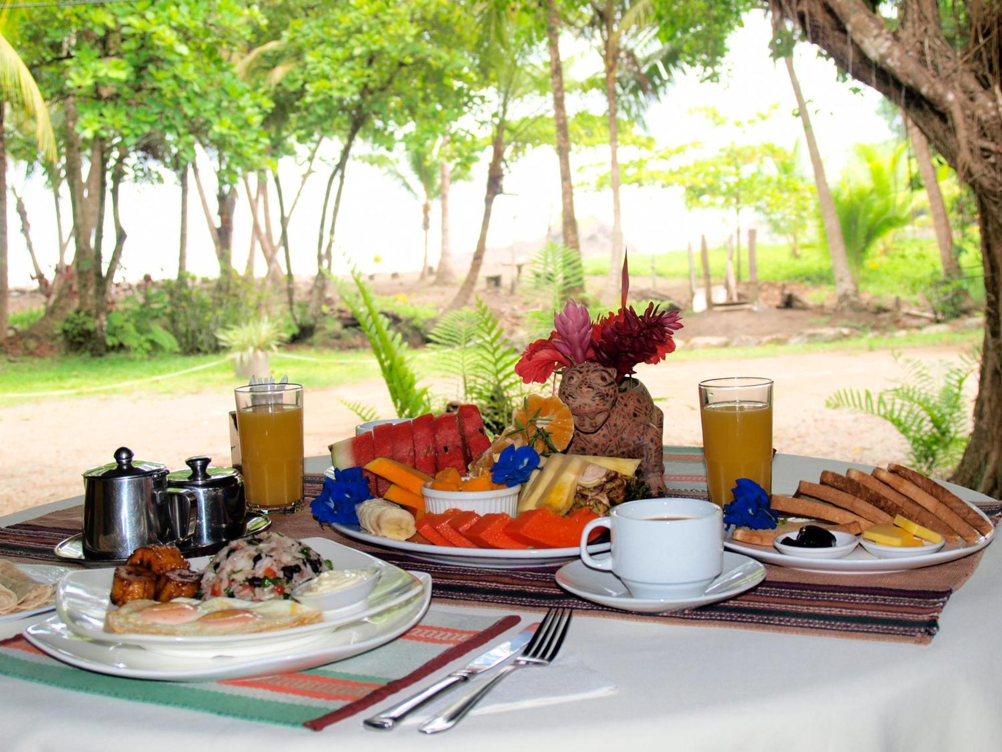 بونتاريناس Hotel Roca Verde Beachfront المظهر الخارجي الصورة